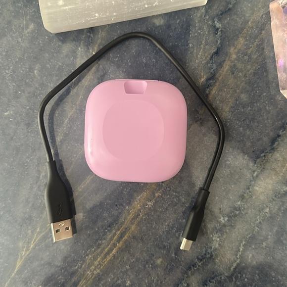 Beats Fit Pro 
Purple 
Excellent condition
Barely used, like new condition - Picture 4 of 10